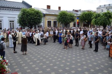 Procesiune religioasă cu moaștele Sfinților Epictet și Astion