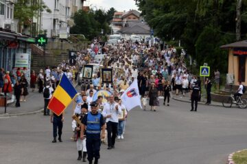 Procesiune religioasă cu moaștele Sfinților Epictet și Astion