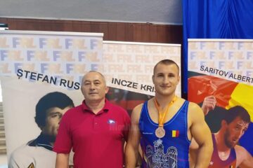 Antrenorul Mihai Haiura alături de luptătorul Ionuț Buhăianu