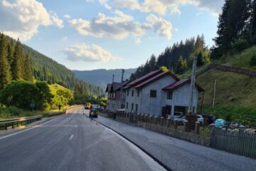 Se toarnă 10 kilometri de covor asfaltic în zona Iacobeni