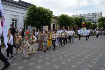 Procesiune religioasă cu moaștele Sfinților Epictet și Astion