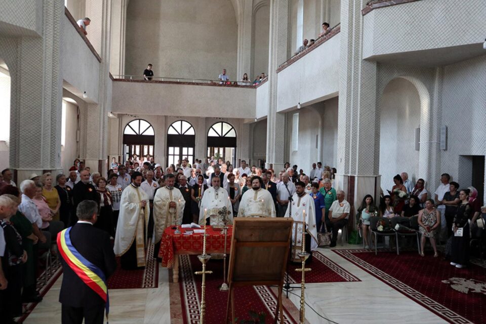 42 de cupluri au ajuns după 50 de ani în fața Sfântului Altar pentru a sărbători „Nunta de Aur” 42 de cupluri au ajuns după 50 de ani în fața Sfântului Altar pentru a sărbători „Nunta de Aur”