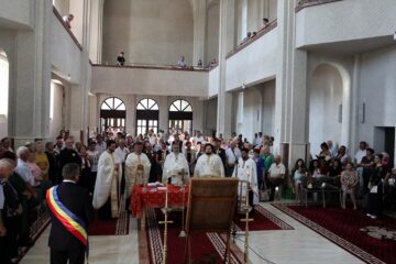 42 de cupluri au ajuns după 50 de ani în fața Sfântului Altar pentru a sărbători „Nunta de Aur”