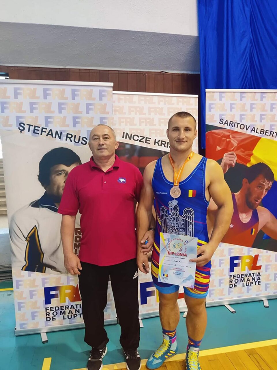 Antrenorul Mihai Haiura alături de luptătorul Ionuț Buhăianu