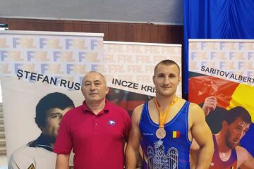 Antrenorul Mihai Haiura alături de luptătorul Ionuț Buhăianu