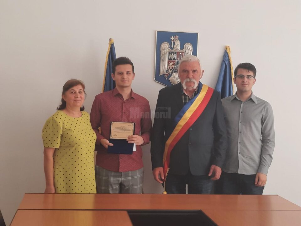 Familia elevului, alături de primarul Dumitru Gulei
