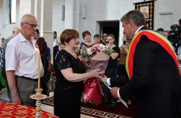 42 de cupluri au ajuns după 50 de ani în fața Sfântului Altar pentru a sărbători „Nunta de Aur”