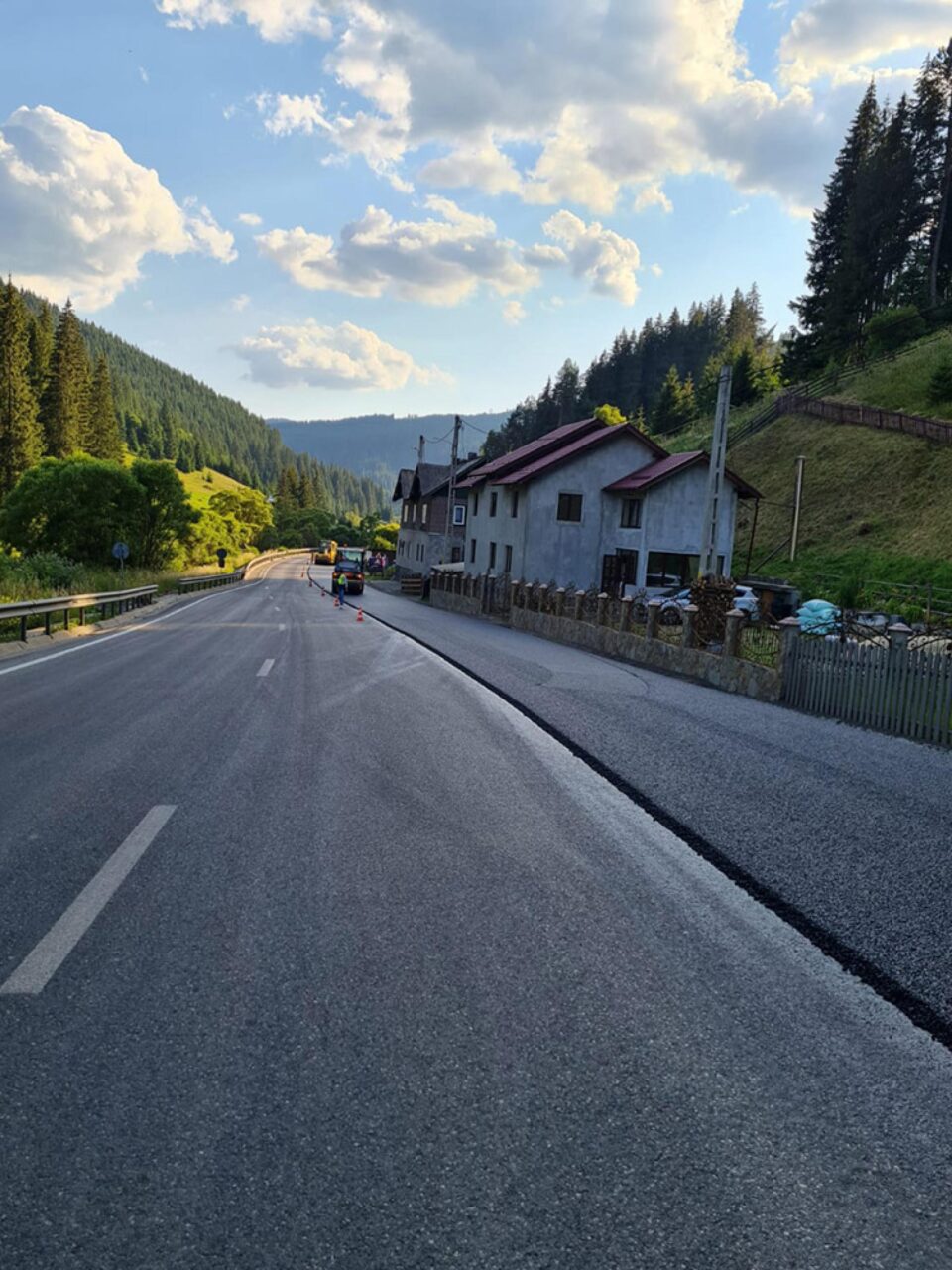Lucrări covor asfaltic zona Iacobeni