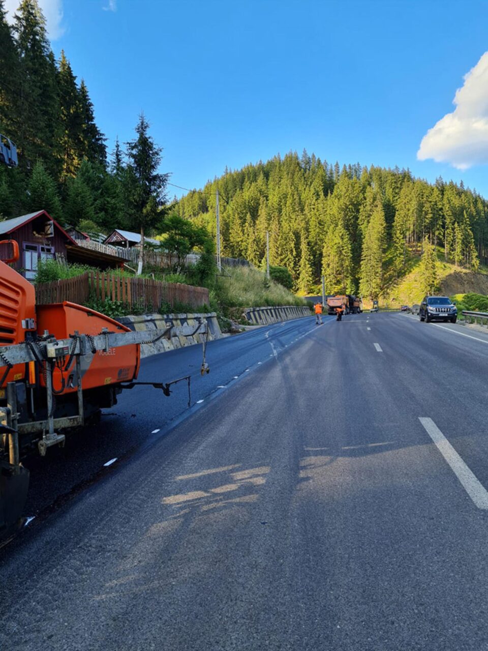 Lucrări covor asfaltic zona Iacobeni
