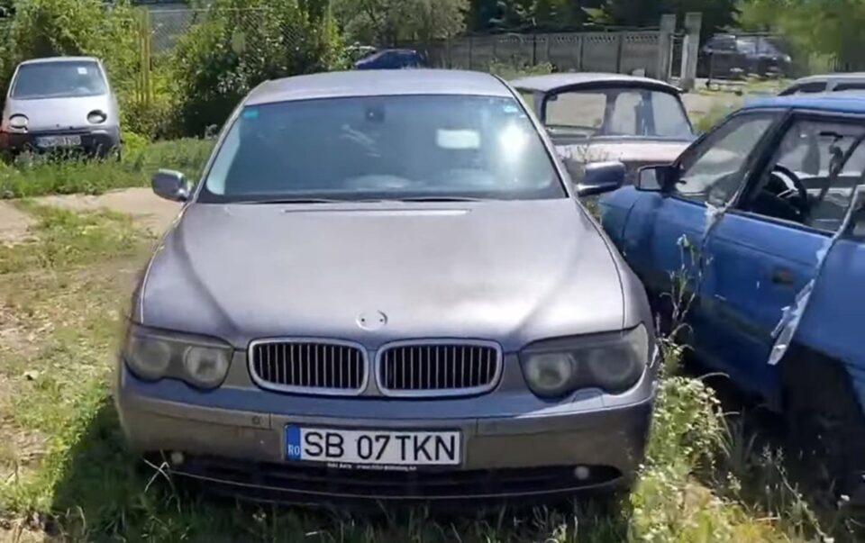 Zeci de mașini abandonate pe străzile Sucevei, scoase la licitație joia viitoare, pe câteva sute de euro