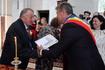 42 de cupluri au ajuns după 50 de ani în fața Sfântului Altar pentru a sărbători „Nunta de Aur”
