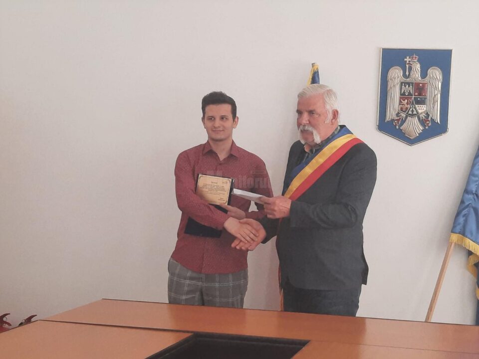 Dinu Dan Hostiuc, elev de 10 la Bac, premiat de primarul Dumitru Gulei