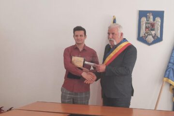 Dinu Dan Hostiuc, elev de 10 la Bac, premiat de primarul Dumitru Gulei