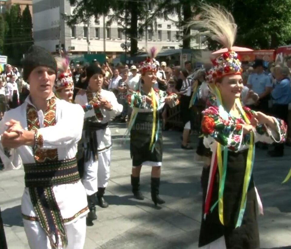 „Întâlniri Bucovinene", ediția a XXXIII-a, a debutat cu cântece și jocuri ale artiștilor veniți din cinci țări