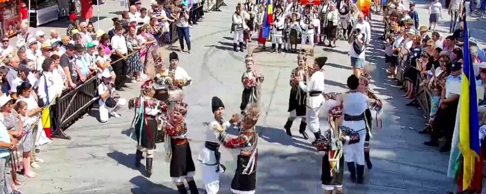 „Întâlniri Bucovinene", ediția a XXXIII-a, a debutat cu cântece și jocuri ale artiștilor veniți din cinci țări