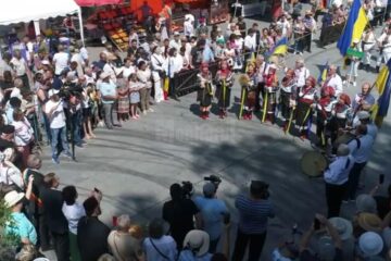 „Întâlniri Bucovinene", ediția a XXXIII-a, a debutat cu cântece și jocuri ale artiștilor veniți din cinci țări