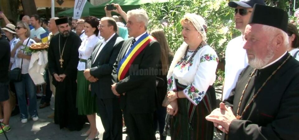 „Întâlniri Bucovinene", ediția a XXXIII-a, a debutat cu cântece și jocuri ale artiștilor veniți din cinci țări