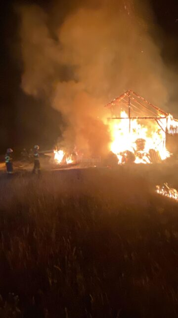 Depozit de furaje și 50 de tone de fân, făcute scrum într-un incendiu