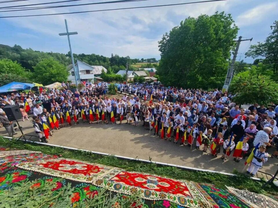 Sute de oameni au participat la resfințirea bisericii din Corlata