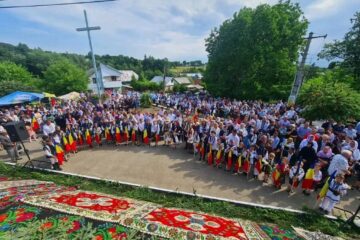Sute de oameni au participat la resfințirea bisericii din Corlata
