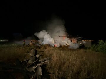 Depozit de furaje și 50 de tone de fân, făcute scrum într-un incendiu