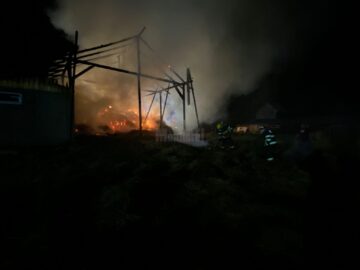 Depozit de furaje și 50 de tone de fân, făcute scrum într-un incendiu