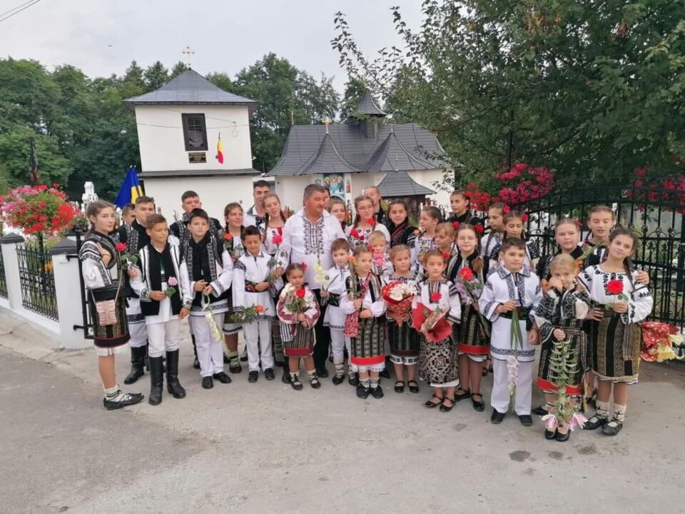Sute de oameni au participat la resfințirea bisericii din Corlata