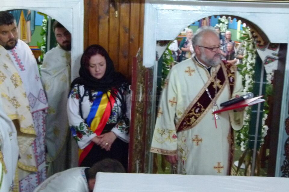 Sute de oameni au participat la resfințirea bisericii din Corlata