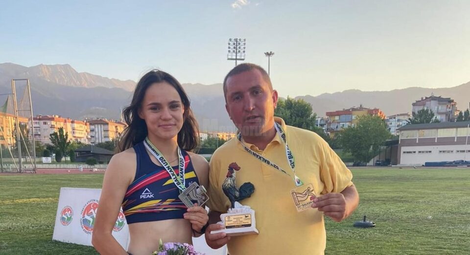 Claudia Ionela Costiuc alaturi de antrenorul Cristian Prasneac