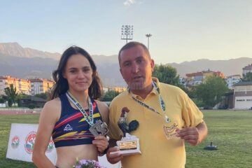 Claudia Ionela Costiuc alaturi de antrenorul Cristian Prasneac