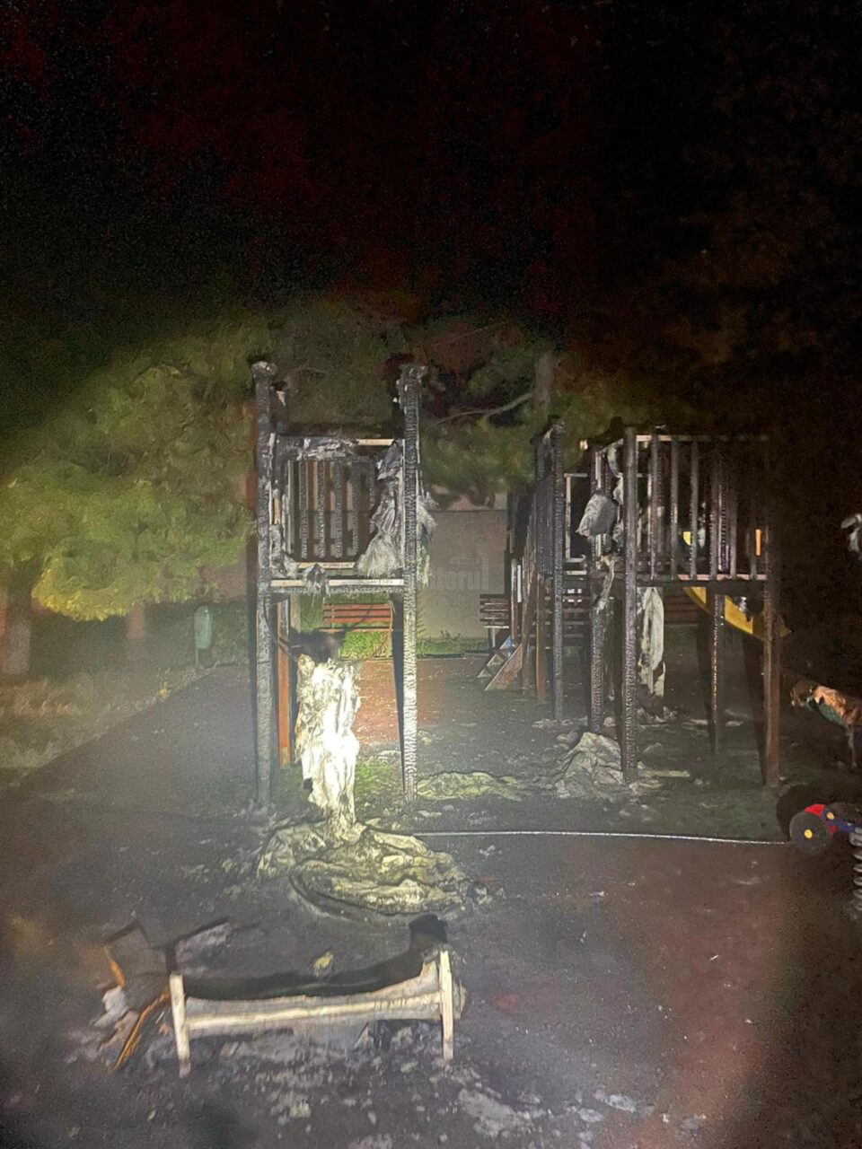 Spațiul de joacă ars în incendiu
