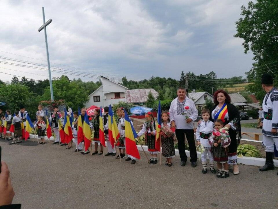 Sute de oameni au participat la resfințirea bisericii din Corlata