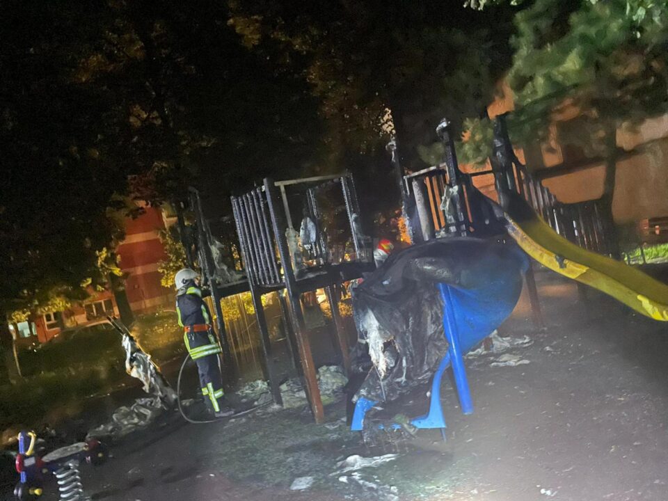 Spațiul de joacă ars în incendiu
