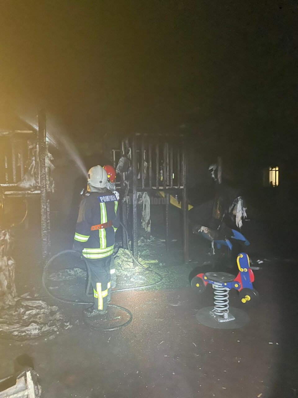Spațiul de joacă ars în incendiu