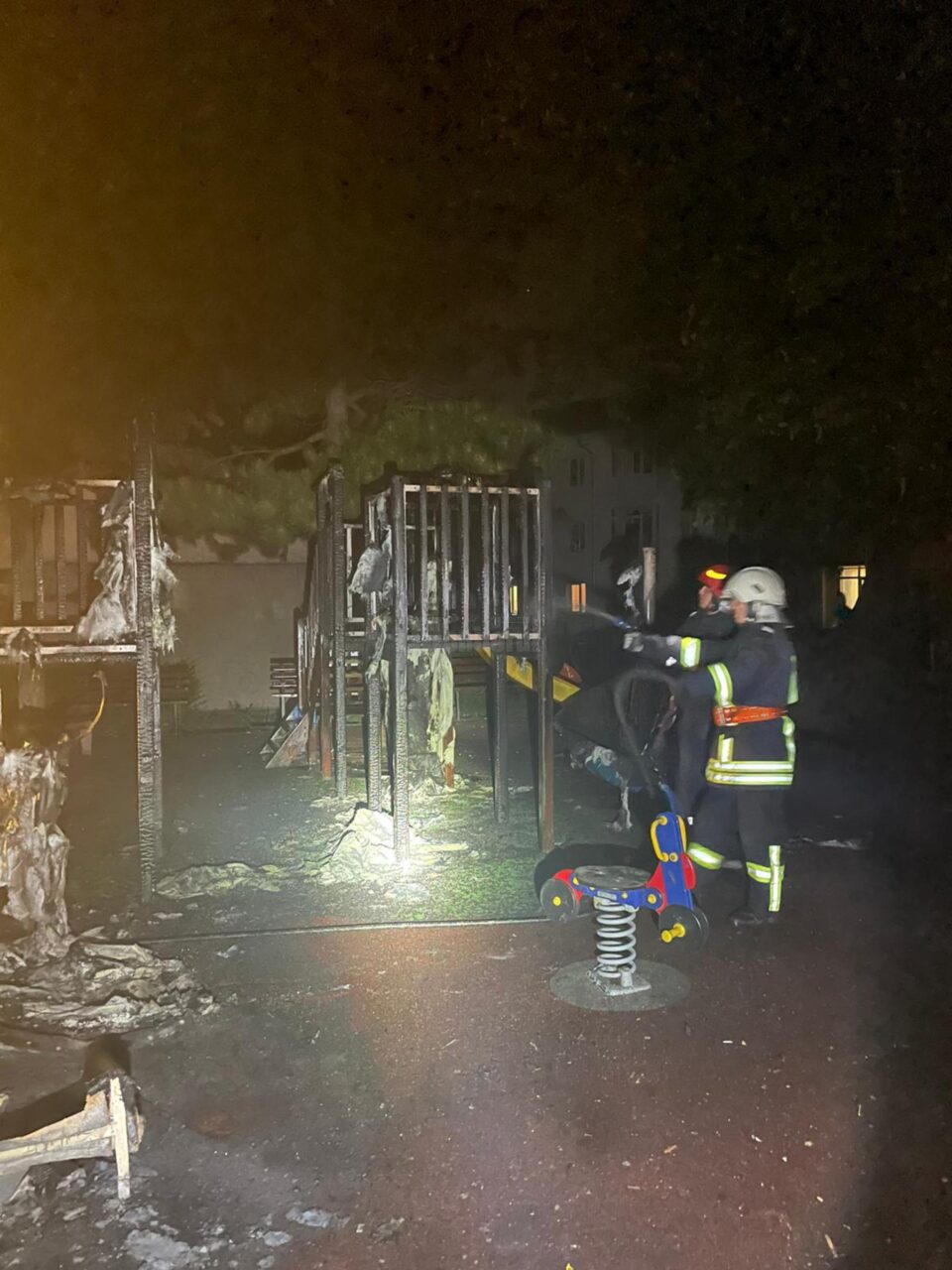 Spațiul de joacă ars în incendiu