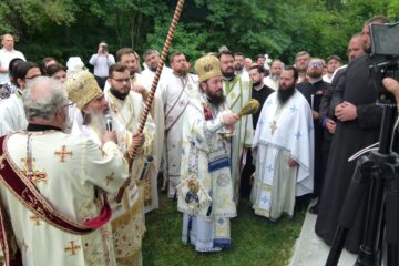 Sute de oameni au participat la sfințirea bisericii din Corlata