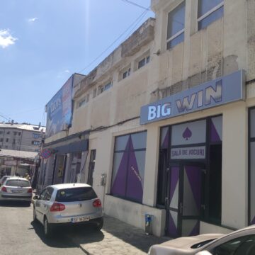 Unde te întorci în centrul Sucevei dai de săli de jocuri sau săli de pariuri sportive