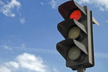 Un șofer care a intrat pe culoarea roșie pe podul de la Milișăuți a provocat un accident cu un rănit Foto ziuadecluj.ro