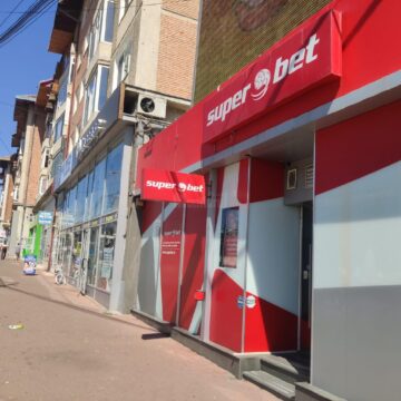 Unde te întorci în centrul Sucevei dai de săli de jocuri sau săli de pariuri sportive