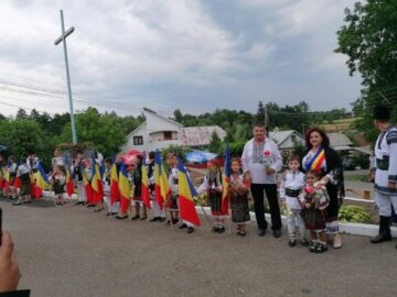 Sute de oameni au participat la sfințirea bisericii din Corlata