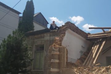 Prof. Ion Ilișescu s-a urcat pe Casa Morțun pentru a solicita oprirea demolării acesteia