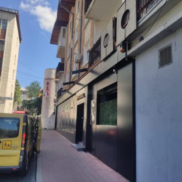 Unde te întorci în centrul Sucevei dai de săli de jocuri sau săli de pariuri sportive