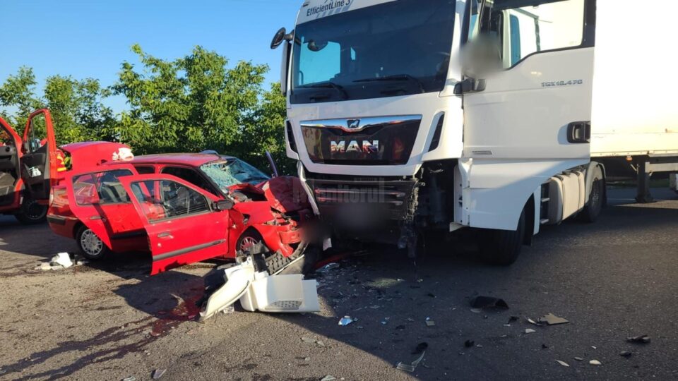 Femeie prinsă între fiarele contorsionate ale unei mașini lovite de un tir