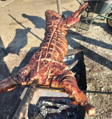 În fiecare final de săptămână sunt organizate evenimente tematice, cu carne preparată la proțap, la ceaun ori la grătar