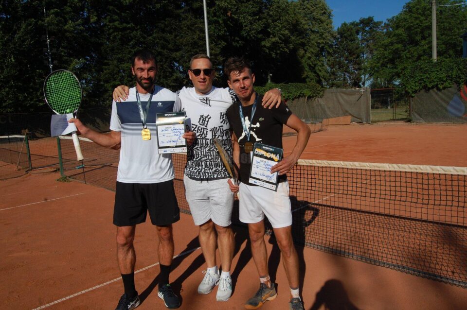 Gheorghiță Șestac, Ionel Șuiu și Dan Vlădeanu, trei dintre tenismanii care s-au remarcat la Cupa Cetății Gheorghiță Șestac, Ionel Șuiu și Dan Vlădeanu, trei dintre tenismanii care s-au remarcat la Cupa Cetății