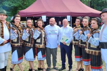 Chef Scărlătescu, Neculai Barbă și o parte din Ansamblul Ciprian Porumbescu, la evenimentul din Muzeul Satului