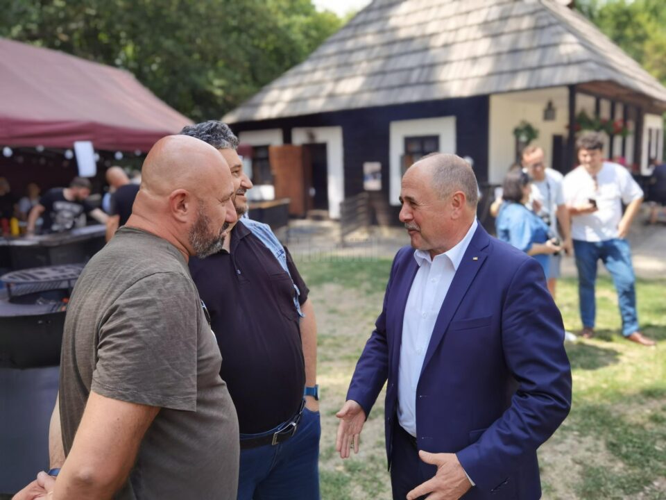 Catalin Scărlătescu, Emil Ursu și Neculai Barbă, la evenimentul din Muzeul Satului