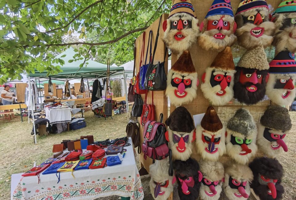 130 de expozanți și sute de vizitatori, chiar din prima zi a evenimentului din Muzeul Satului
