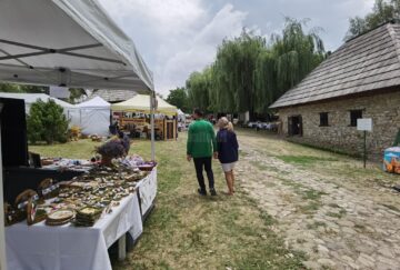 130 de expozanți și sute de vizitatori, chiar din prima zi a evenimentului din Muzeul Satului