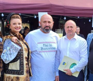 Chef Scărlătescu, Neculai Barbă și o parte din Ansamblul Ciprian Porumbescu, la evenimentul din Muzeul Satului